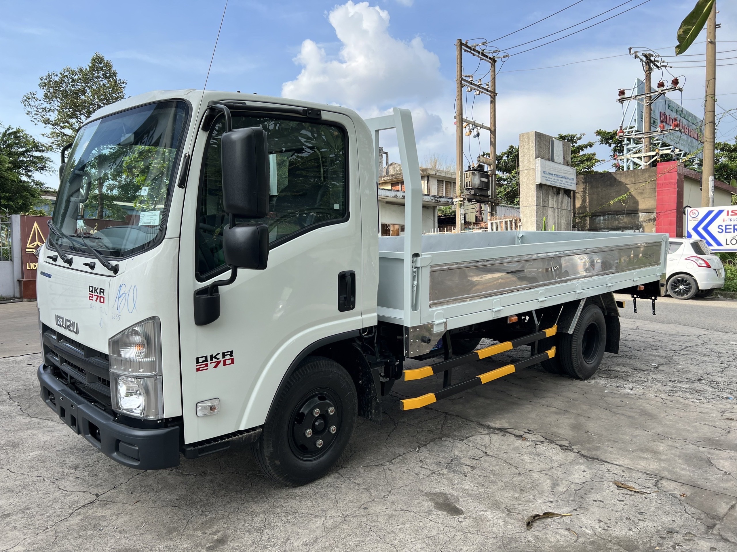 xe tải isuzu qkr270 thùng lửng
